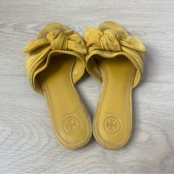 TORY BURCH Sandals Annabelle Yellow
Suede Bow Slides - Picture 3 of 6
